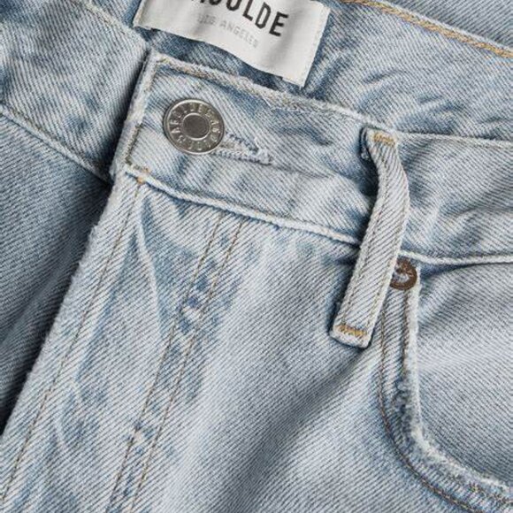 AGOLDE 90'S MIDRISE SIZE 26 MEDIUM COLOR DENIM DISTRESSED AT KNEES AND REAR - Picture 4 of 6